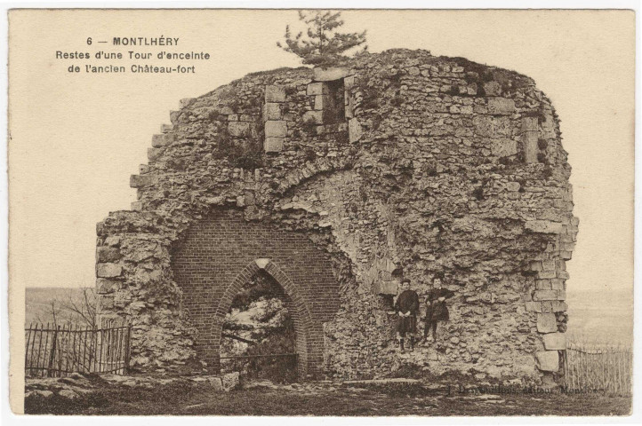 MONTLHERY. - Restes d'une tour d'enceinte de l'ancien château fort [Editeur Desgouillons, sépia]. 