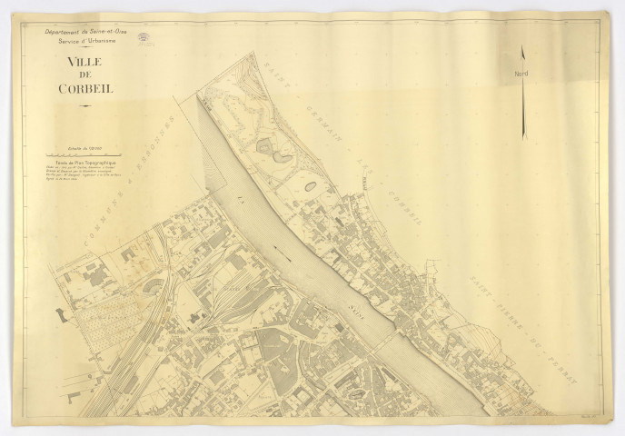 Fonds de plan topographique de CORBEIL établi en 1943 par M. SAITRE, géomètre, vérifié par M. DANGUEL, ingénieur, feuille 1, 1944. Ech. 1/2.000. N et B. Dim. 0,69 X 1,00. 