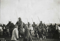 Le Général Franchet d'Espèrey et troupe de cavaliers : photographie noir et blanc (29 mars 1916).