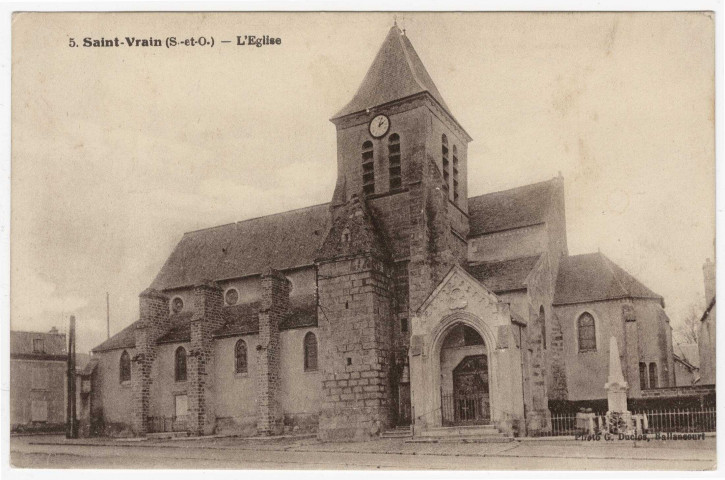 SAINT-VRAIN. - L'église et la monument aux morts [Duclos (photo)]. 