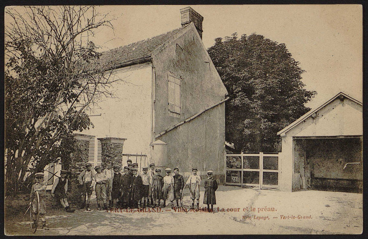 VERT-LE-GRAND.- Villa scolaire du 3e arrondissent de Paris : La cour et le préau [1904-1910].