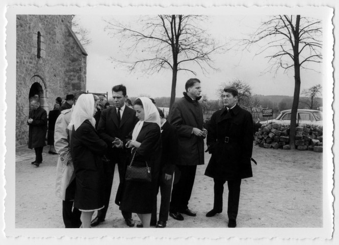 Sortie des proches de J. COCTEAU, de la chapelle SAINT-BLAISE, 23 avril 1964, photographie. 