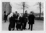 Sortie des proches de J. COCTEAU, de la chapelle SAINT-BLAISE, 23 avril 1964, photographie. 