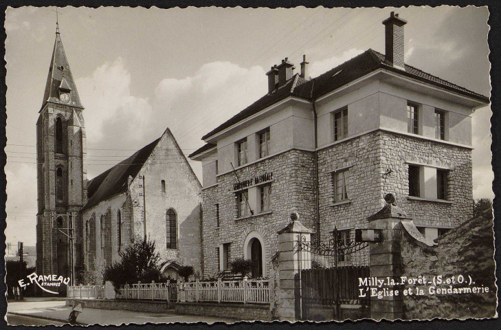 MILLY-LA-FORET.- L'église et la gendarmerie (3 août 1953).