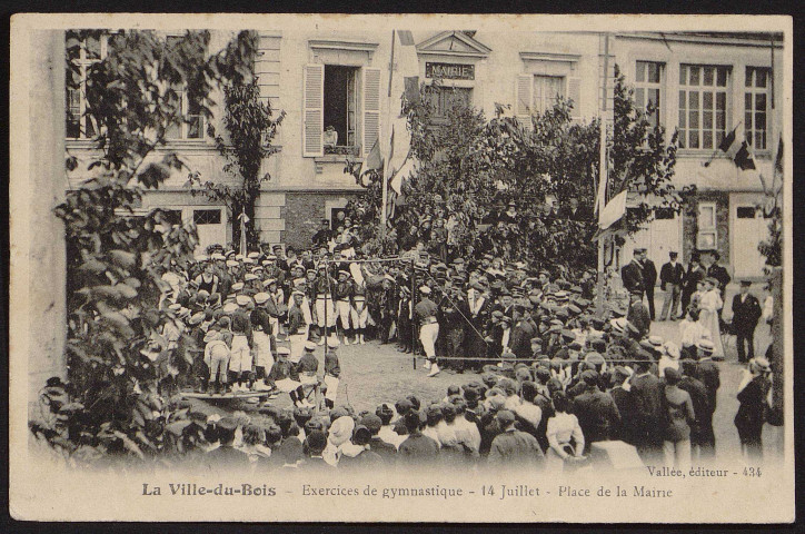 VILLE-DU-BOIS (LA). - Exercices de gymnastique un 14 juillet place de la mairie (22 septembre 1908).