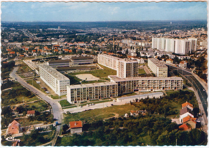 Prêt Arnaud Le Gouge - Corbeil-Essonnes.- Quartiers Montconseil et Ermitage : 18 cartes postales (1950-1975). Hôpital Saint-Gilles, construction : 21 photographies (1982-1995).