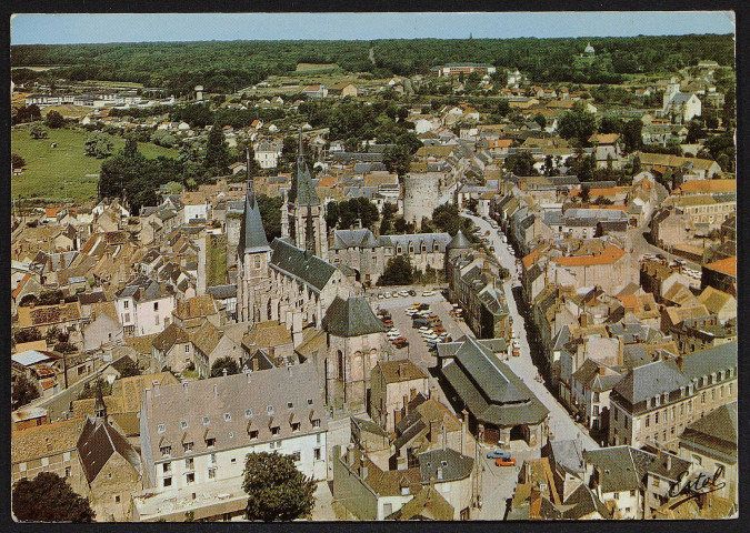 Dourdan .- L'Ile de France vue d'avion. L'église, le château et les halles [1975-1980]. 