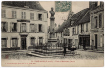 FERTE-ALAIS (LA). - Place et monument Carnot [Editeur Chemin-Demigny, timbre à 5 centimes]. 