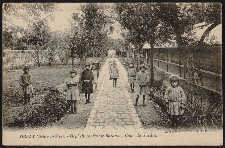 ORSAY.- Orphelinat Sainte-Suzanne, cour du jardin, 1924.