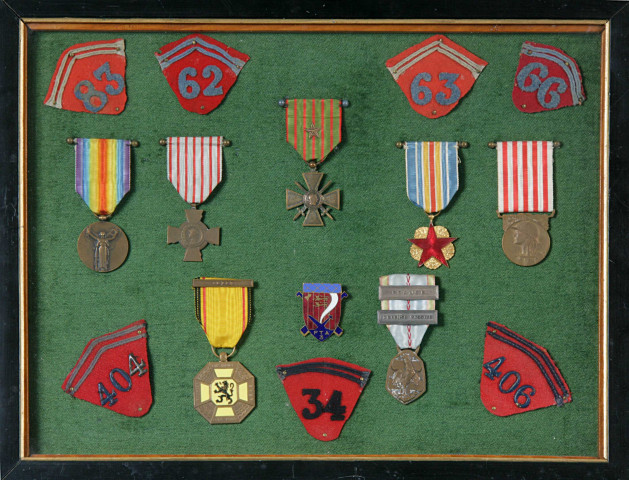 Objets : Médailles militaire, appareil photo, maquette d'avion et peluche.