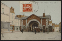 Dourdan .- Les halles et la place (1917). 