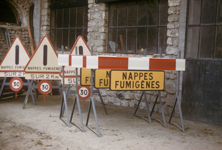 CHEPTAINVILLE. - Domaine de Cheptainville, panneaux de signalisation routière ; couleur ; 5 cm x 5 cm [diapositive] (1962). 