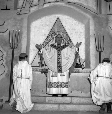 Cérémonie religieuse par l'abbé HUP à la chapelle SAINT-BLAISE, 14 avril 1962, négatif, noir et blanc.