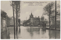 CORBEIL-ESSONNES. - Les inondations de la Seine (janvier 1910). Place Salvandy, établissement de la passerelle, Beaugeard. 