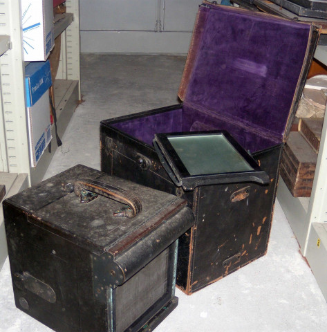 appareil photographique à soufflet dans une boîte, d'Holmer et Schwing