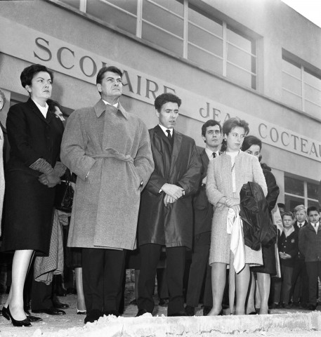 Dominique MARNY, Jean MARAIS, Edouard DERMIT et autres membres de la famille COCTEAU ainsi que des élèves écoutent le discours prononcé devant le collège, boulevard Sadi Carnot, 22 mars 1964, 1 négatif noir et blanc, et 1 photographie, 1964.