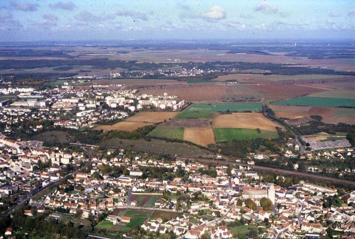 ETAMPES. - Vue aérienne. Le cimetière de Saint-Martin et le quartier de Guinette (octobre 1994). 