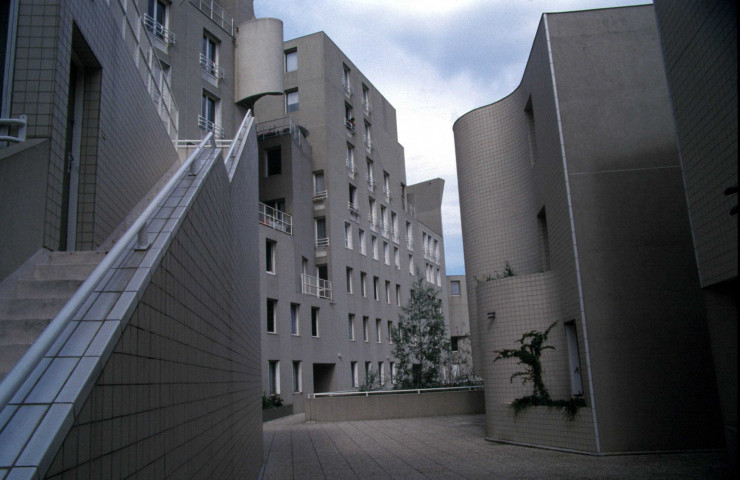 EVRY, Bois Sauvage. - Square Charles Richet [architecte GAUDIN] : une boîte de diapositives (1985-1993). 