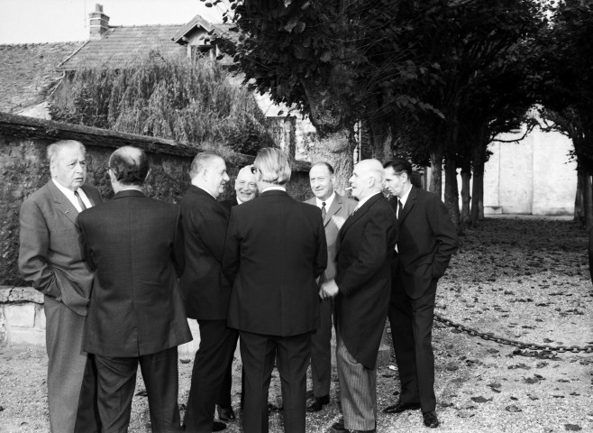 Arrivée des personnalités près de l'église, octobre 1970, négatif, noir et blanc.