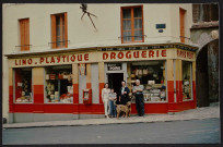 Montlhéry.- La droguerie Point dans la rue de la Chapelle [1970]. 