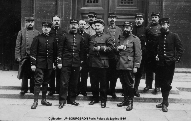 PARIS.- Soldats, officiers et sous-officiers au palais de justice de Paris, 1915, 2 photographies.