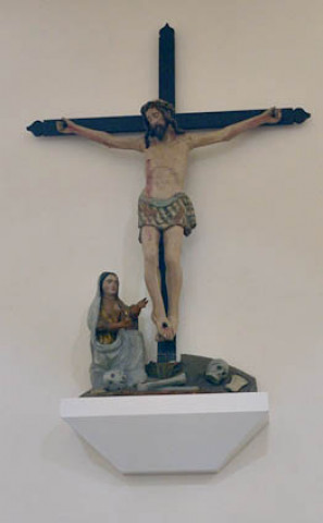 statues issues d'un calvaire : Christ en croix et sainte Madeleine