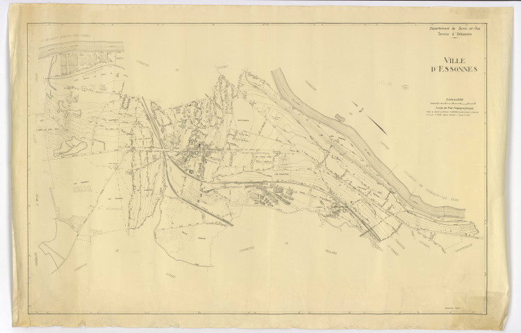 Fonds de plan topographique de la Ville d'ESSONNES dressé et dessiné par P. CHAMPION, géomètre-expert, vérifié par P. PERNEL, ingénieur-géomètre, Service d'Urbanisme du département de SEINE-ET-OISE, 1943. Ech. 1/5 000. N et B. Dim. 0,87 x 1,35. 