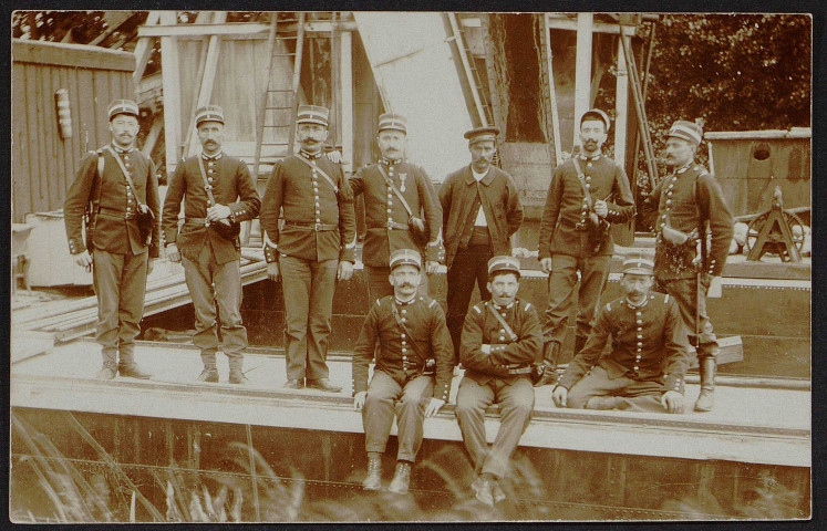 Draveil.- Grèves de Draveil-Vigneux. Groupe de soldats sur une drague lors des grèves des ouvriers des sablières en juin 1908. 