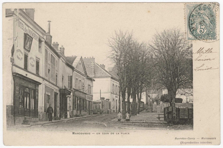 MARCOUSSIS. - Un coin de la place [Editeur Bourdon-Cavey, (1903), timbre à 10 centimes]. 