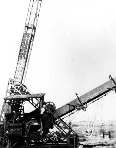 BAULNE. - Tourbe : Louchet servant à extraire la tourbe, 1939-40 : photographie N. et B., Dim. 14 x 11. 