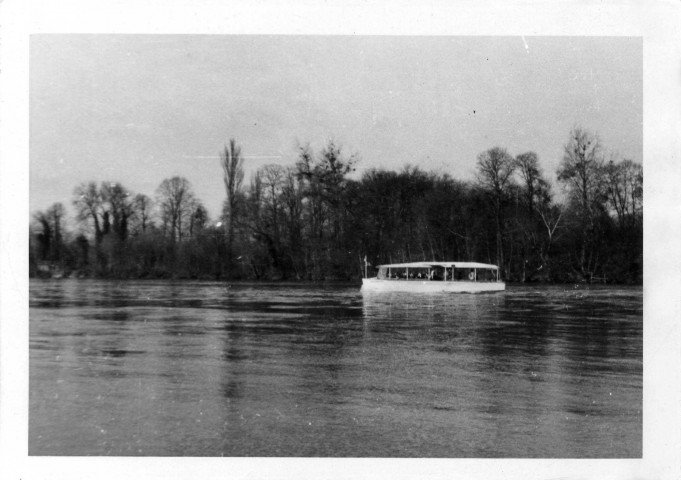 Promenade en bateau avec la famille GAY sur la Seine à Evry-Petit-Bourg, mars 1962. N et B. Dim. 9 x 13 cm. 