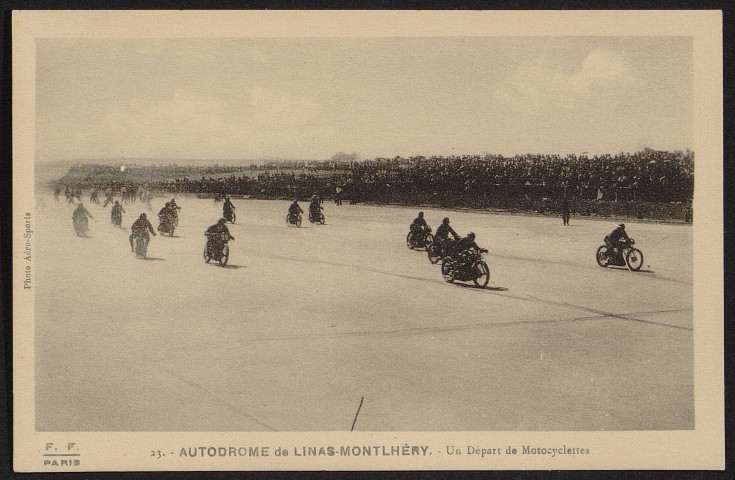 Linas.- Autodrome de Linas-Montlhéry, Domaine de Saint-Eutrope : Départ de motocyclettes [1925-1935]. 