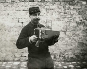 Appareil photographique Zeiss I261 tenu par Eugène Rameau : photographie noir et blanc (1er avril 1915).
