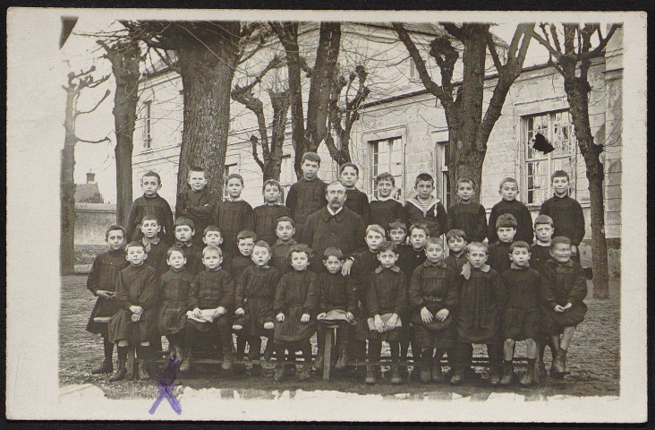 Montlhéry.- Groupe d'élèves avec leur maître (31 décembre 1919). 