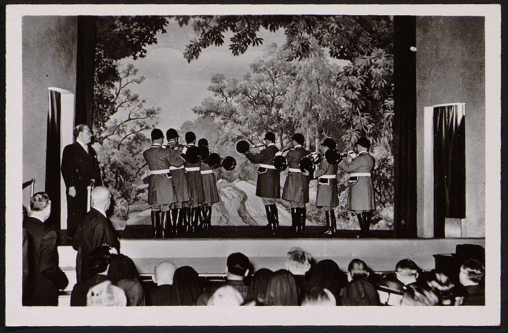 Briis-sous-Forges.- sanatorium de Bligny, célébration officielle du cinquantenaire : le salut aux anciens (la Blignite) sonné au théâtre par le Débuché de Paris( 25 avril 1953). 