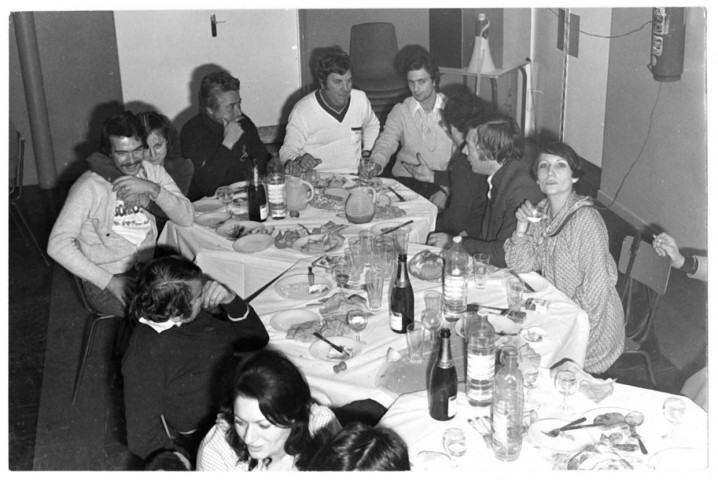 SOISY-SUR-SEINE.- Un buffet campagnard organisé par l'association de pétanque de SOISY-SUR-SEINE : la fin du repas, des convives discutent ensemble autour d'une table,a fin du repas, des convives bavardent autour d'une table, [1975], N et B. 