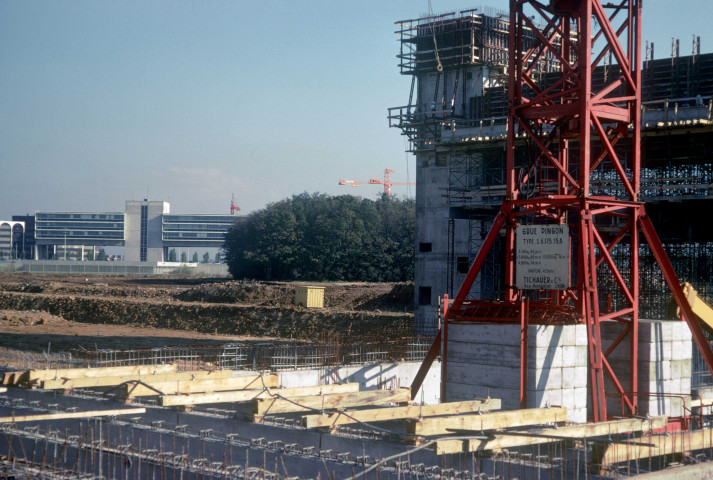 EVRY. - Un immeuble en construction. En arrière plan, la Préfecture (octobre 1974). 