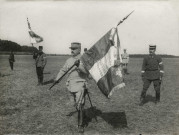 Prise d'armes, remise des drapeaux sous les ordres du général Franchet d'Espèrey : photographie noir et blanc (18 avril 1915).