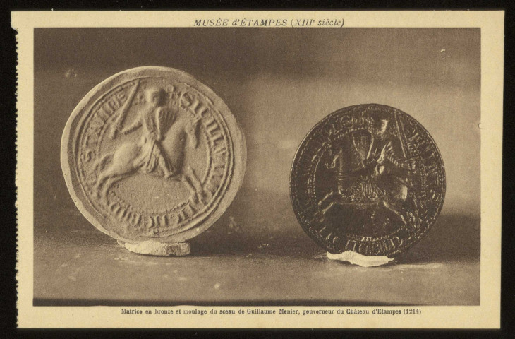 ETAMPES. - Musée d'Etampes - Matrice en bronze et moulage de sceau de Guillaume Menier, gouverneur du château d'Etampes (1214). Collection artistique Rameau, sépia. 
