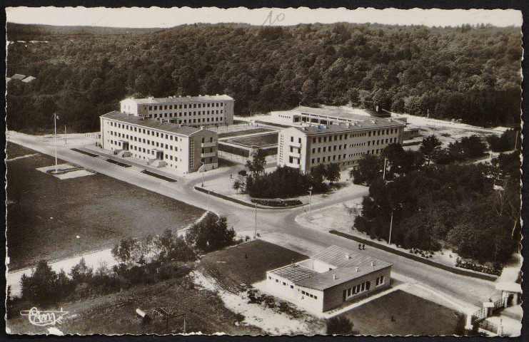 Montlhéry.- Camp militaire : bâtiments [1950-1960] . 
