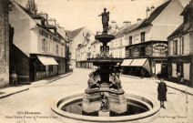 ETAMPES. - Place Notre-Dame et fontaine Hugo [Editeur Rameau, 1911, timbre à 5 centimes]. 