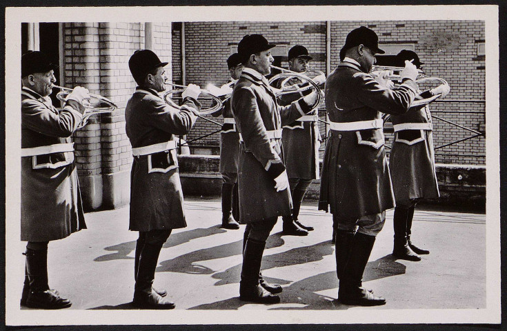 Briis-sous-Forges.- Sanatorium de Bligny, célébration officielle du cinquantenaire : le Débuché de Paris sonnant le retour (25 avril 1953). 