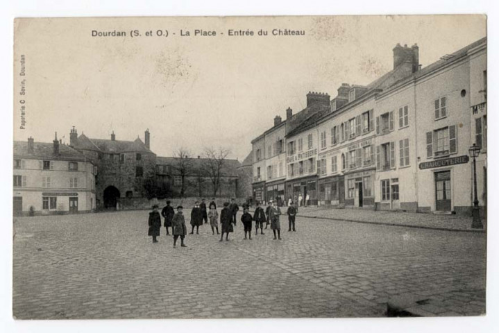 DOURDAN. - La place, entrée du château. Sevin (1917), 3 lignes, 10 c, ad. 