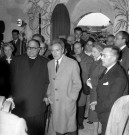 Jean COCTEAU avec l'abbé HUP, M. POIRRIER et de nombreux invités, film négatif, noir et blanc et tirage contact, 23 avril 1960. 