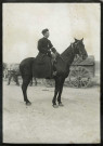Prêtre militaire à cheval : photographie noir et blanc.