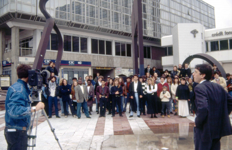EVRY centre. - Place des Terrasses, chanteurs de la Halle du Rock : une boîte de diapositives [prise de vue par France 3] (22 novembre 1992). 