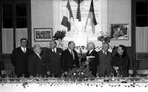 Clovis LELONG, maire de MILLY-LA-FORET (4è), les conseillers municipaux, et autres personnalités, en discussion, 15 octobre 1970, négatif, noir et blanc.