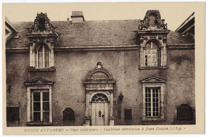 ETAMPES. - Musée, cour intérieure. Collection artistique Rameau. 
