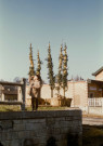 CHEPTAINVILLE. - Jardin du domaine de Cheptainville, cèdres bleus en bacs ; couleur ; 5 cm x 5 cm [diapositive] (1957). 