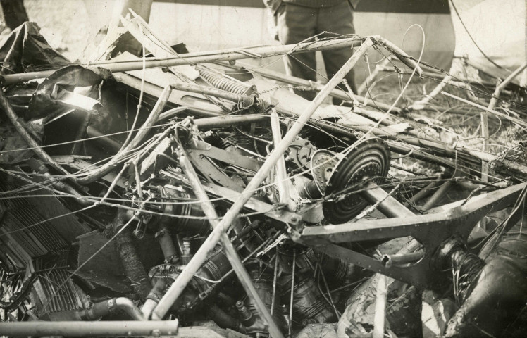 Epave d'avion : photographie noir et blanc.